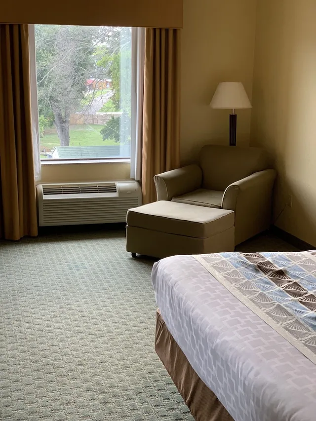 جناح بسرير كينج مع أريكة، Ambassador Inn and Suites Tuscaloosa 1/9