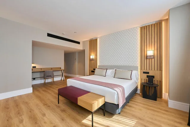 جناح جونيور بمسبح خاص، Hotel Catalonia Ramblas 2/4