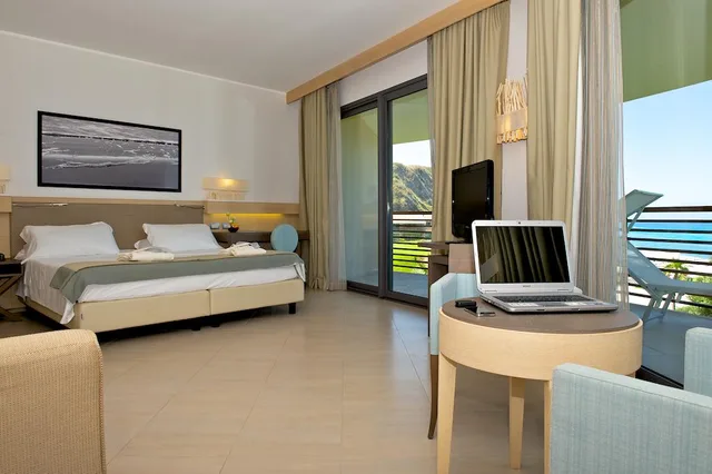 غرفة كلاسيكية بسرير مزدوج بإطلالة على البحر، Capovaticano Resort Thalasso Spa 1/3