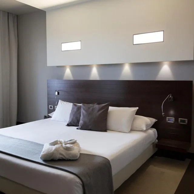 جناح جونيور، Hotel Selene 6/10