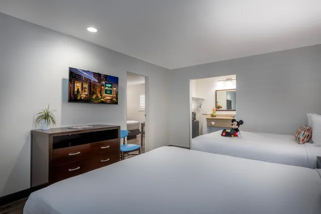 2 Bedrooms, Plus, Single, King Bed, 2 Queen Beds، Alpine Inn Near Convention Center And the Park 6/10