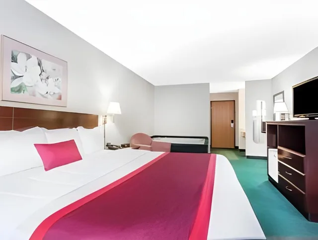 غرفة قياسية بسرير كينج لذوي الإعاقة، Ramada by Wyndham Tell City 1/6