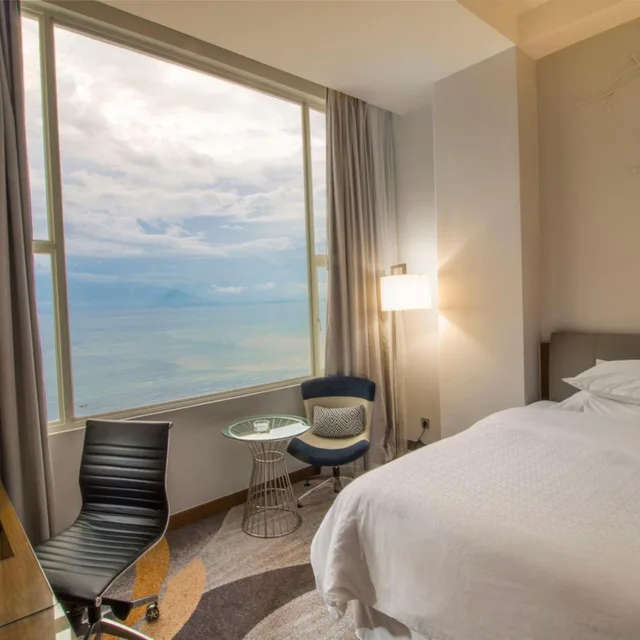 غرفة بريميير ديلوكس بسريرين منفصلين بإطلالة على البحر، FOUR POINTS BY SHERATON MANADO 7/10