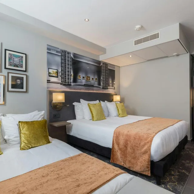 Comfort, 1 Double and 1 Single Bed, Partial View، Leonardo Hotel Amsterdam Museum Quarter 11/13
