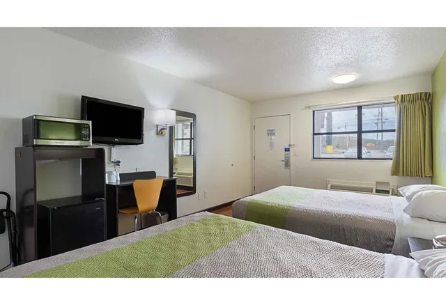 2 Queen Beds - Micfridge، Motel6 Chattanooga, TN 2/3
