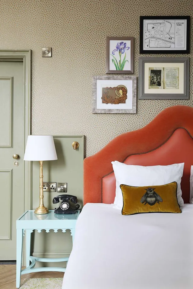 غرفة بسرير كينج بإطلالة على الفناء، Elmbank York, Tapestry Collection by Hilton 1/2