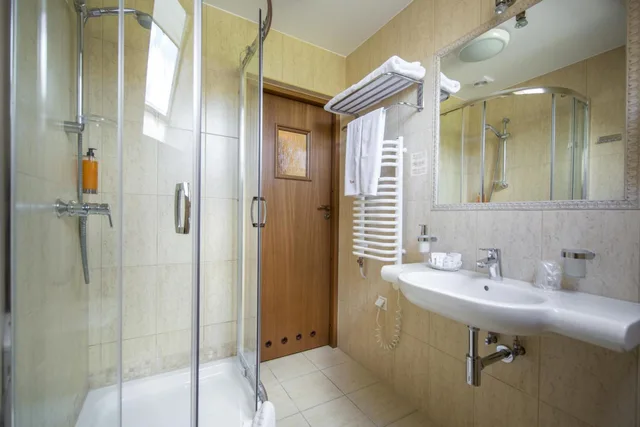 غرفة بسرير مزدوج أو سريرين منفصلين بإطلالة على الجبل، REDYK HOTEL 6/6