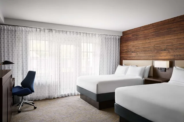 جناح عائلي بسرير كينج وسريرين مزدوجين بشرفة لذوي الإعاقة، Killington Mountain Lodge, Tapestry Collection by Hilton 2/3