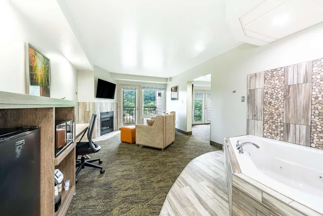 Suite, King Bed, Jetted Tub, Balcony, Best Western Plus Apple Valley Lodge Pigeon Forge 4/6