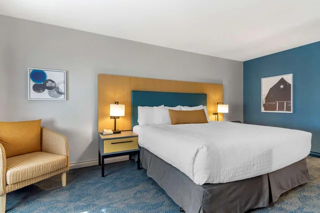 Junior Suite, King Bed, Clarion Hotel & Conference Centre Abbotsford - Fraser Valley 1/10