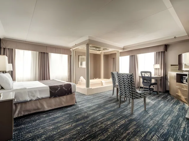جناح ديلوكس بسرير كينج بجاكوزي، Monte Carlo Inn Brampton Suites 1/1