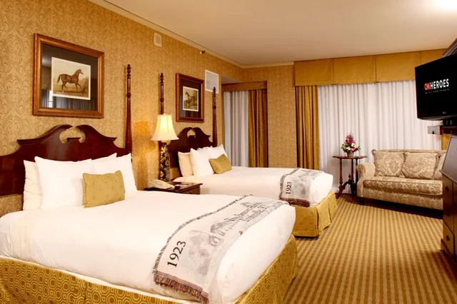 غرفة فاخرة بسرير مزدوج، The Brown Hotel 3/4
