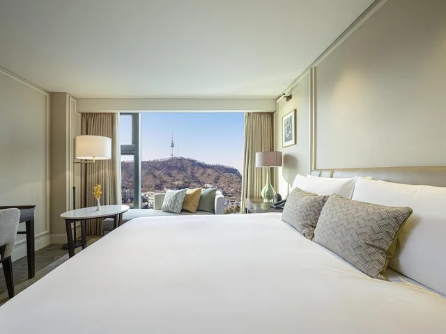 غرفة تنفيذية بسرير كينج، The Ambassador Seoul - A Pullman Hotel 1/8