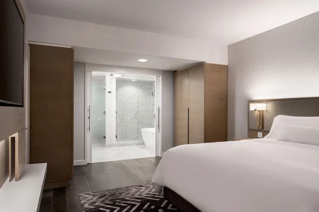 1 Bedroom, Suite, King Bed, Theme Park View, Balcony، The Westin Anaheim Resort 4/10