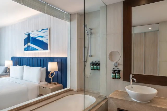 1 King Deluxe Plaza View Theme Park Access، Crowne Plaza Abu Dhabi Yas Island 7/8