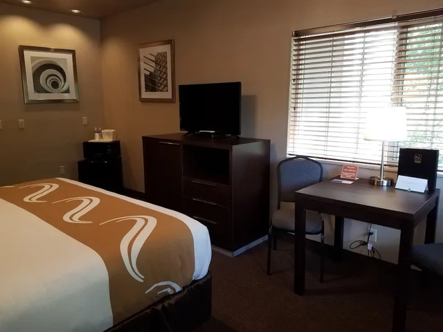 غرفة قياسية بسرير كينج، Quality Inn & Suites Bainbridge Island 5/9
