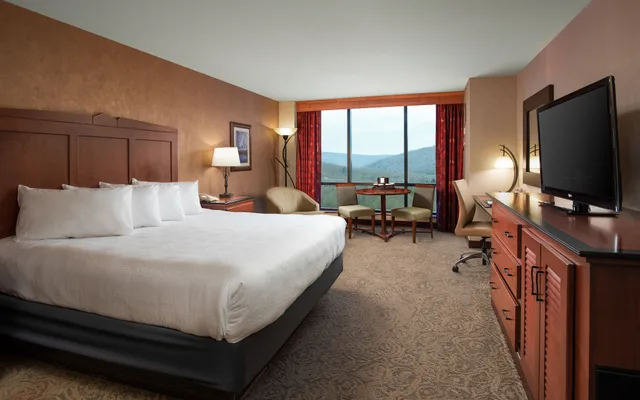 غرفة ديلوكس بسرير كينج للمدخنين، Seneca Allegany Resort And Casino 1/5