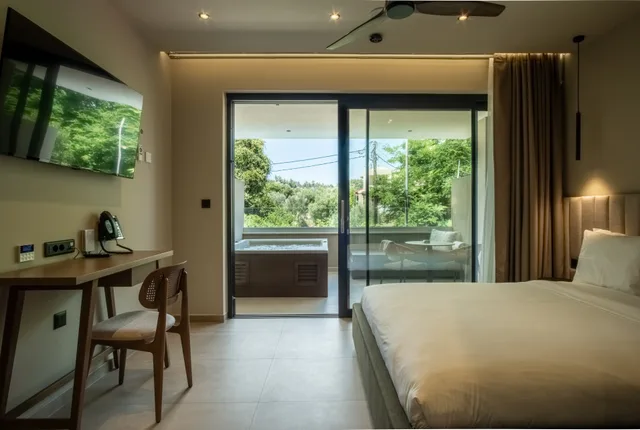 Junior Suite, Outdoor Jetted Tub، Royal Hotel and Suites 3/7
