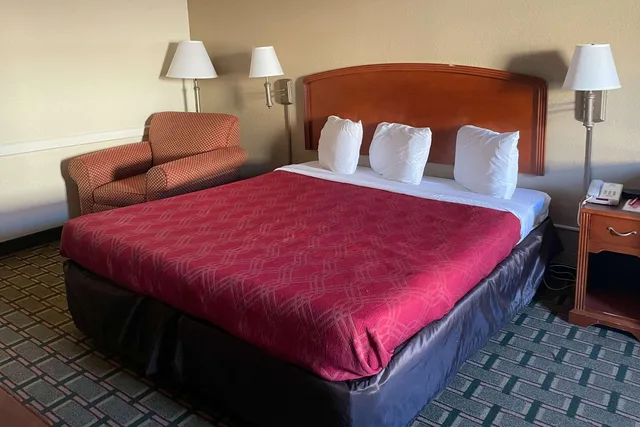 Room, Double Bed, Econo Lodge Kalamazoo MI 1/4