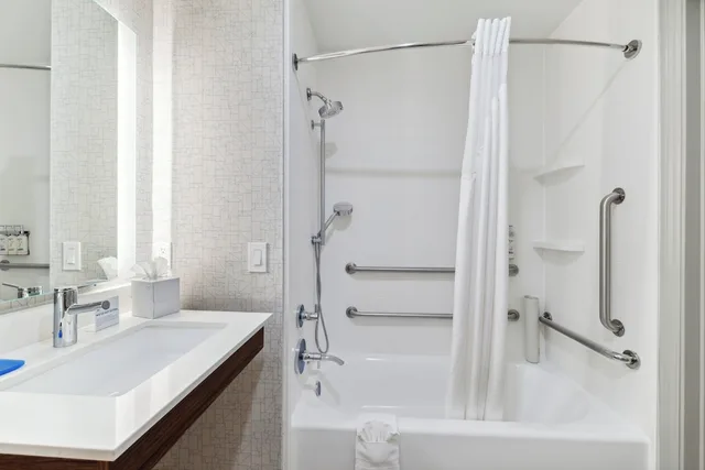 غرفة قياسية بسرير كينج لذوي الإعاقة، Hotel Fairchild 2/3