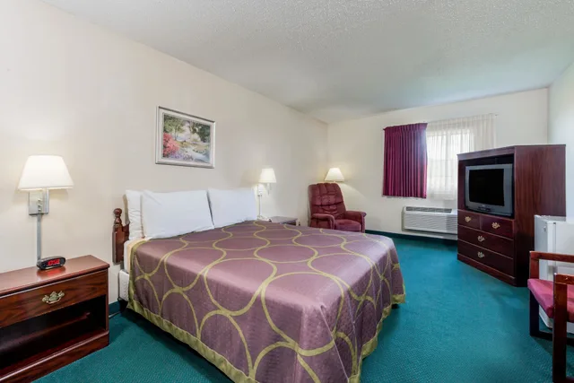 غرفة بسرير كوين، Super 8 By Wyndham Jerseyville IL 1/5