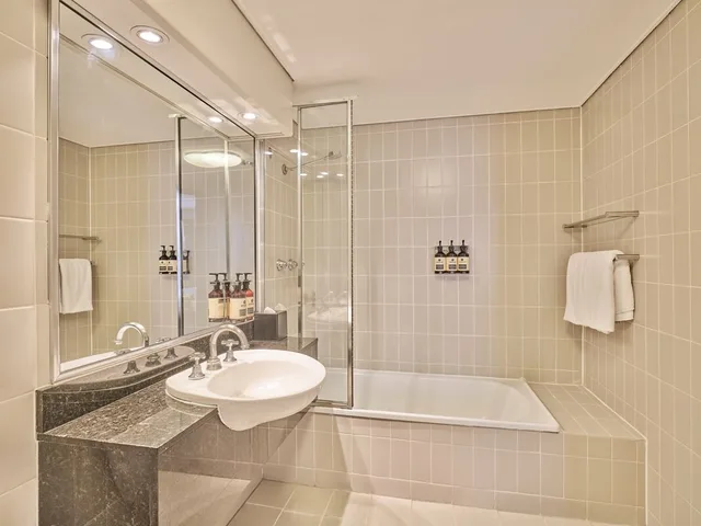 1 Bedroom, Twin Beds, Harbour View, Balcony, Rendezvous Hotel Sydney The Rocks 5/8