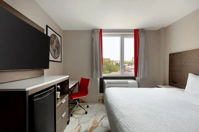 Room, King Bed, Ramada by Wyndham Brooklyn Empire Blvd 1/9