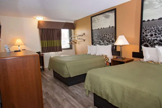 Deluxe, 2 Double Beds, Super 8 By Wyndham Concordia 1/4