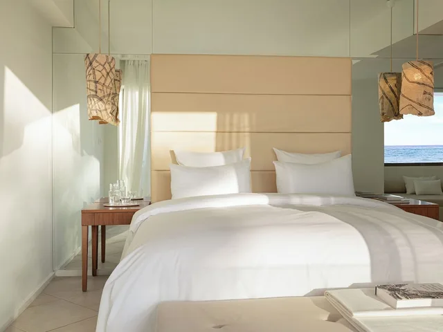 غرفة فاخرة بسرير كينج بإطلالة على البحر، Amirandes, A Resort to Live 6/10