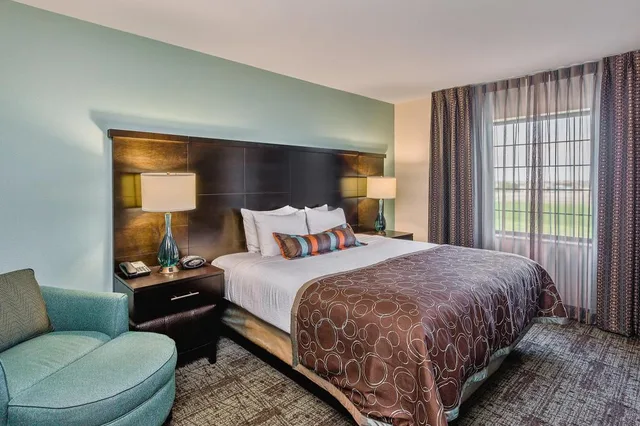 جناح بسرير كينج وسريرين كوين بغرفتي نوم، Staybridge Suites Bismarck 3/8