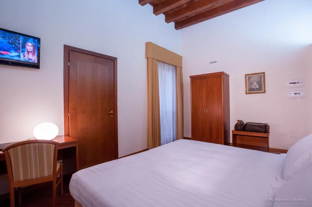 غرفة بسرير مزدوج أو سريرين منفصلين، Hotel Flora 7/9