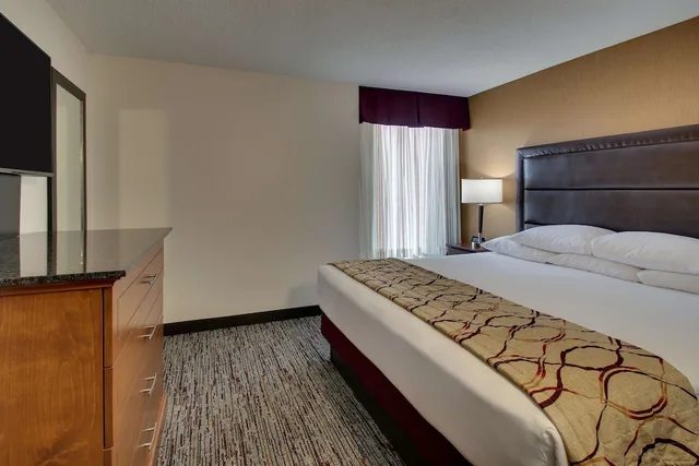 جناح بسرير كينج بغرفتين مع أريكة في طابق مرتفع، Drury Inn and Suites Evansville East 1/2