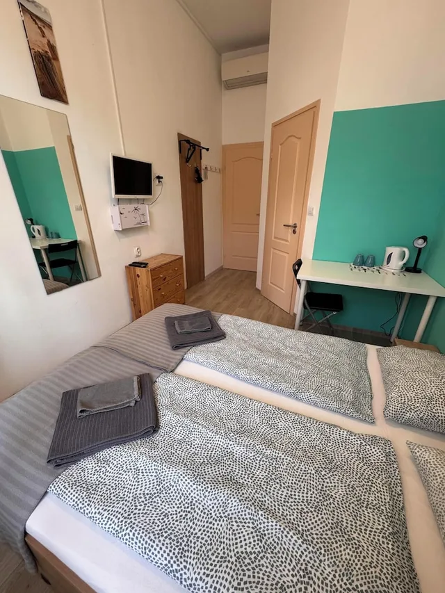 غرفة بسرير مزدوج أو سريرين منفصلين، Omega Guesthouse Budapest 7/9