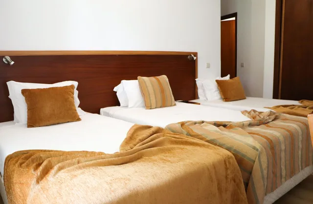 غرفة بسرير مزدوج أو سريرين منفصلين مع سرير إضافي، HOTEL LOURO 3/6