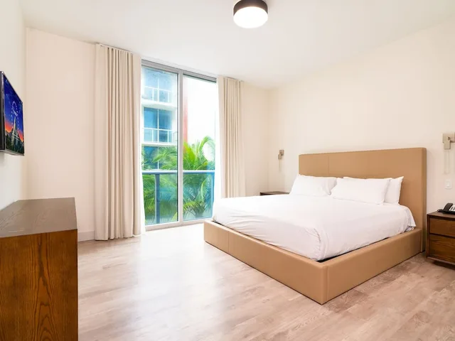 شقة سكنية ديلوكس بسرير كينج وسريرين منفصلين مع أريكة بمطبخ، CH Luxury Condos & Studios On The Beach 1/2