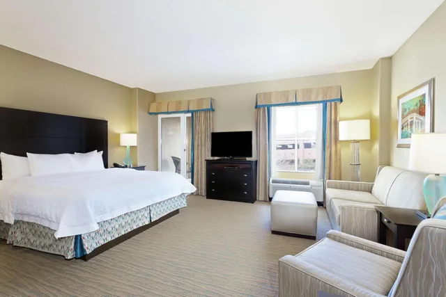 استوديو بسرير كينج بشرفة، Hampton Inn Suites St Petersburg Downtown 5/7