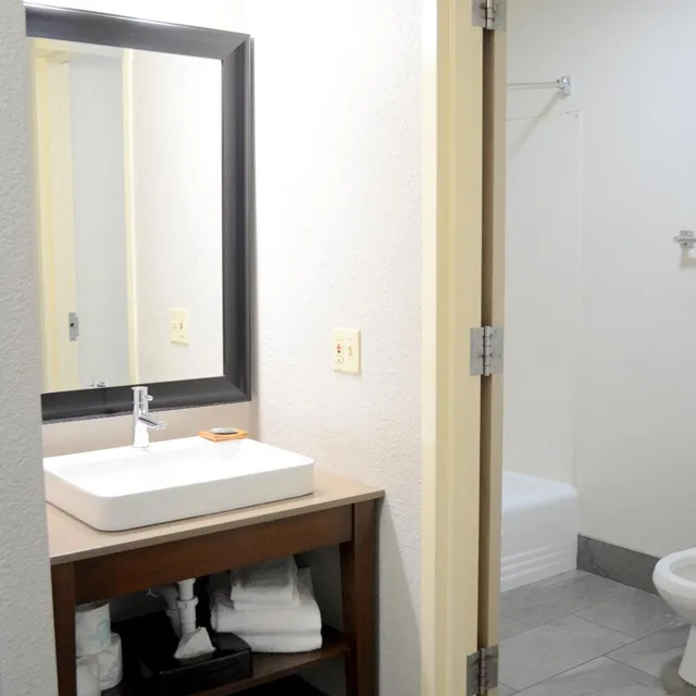 جناح بسرير كينج مع أريكة، Country Inn and Suites by Radisson, Port Clinton, OH 5/6