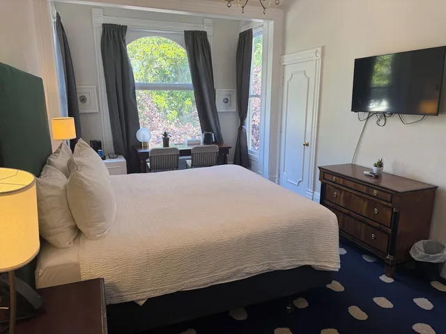 Deluxe, King Bed, The Sterling Hotel 3/9