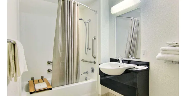 1 Queen Bed - Micfridge، Motel6 Kingsville, TX 6/7