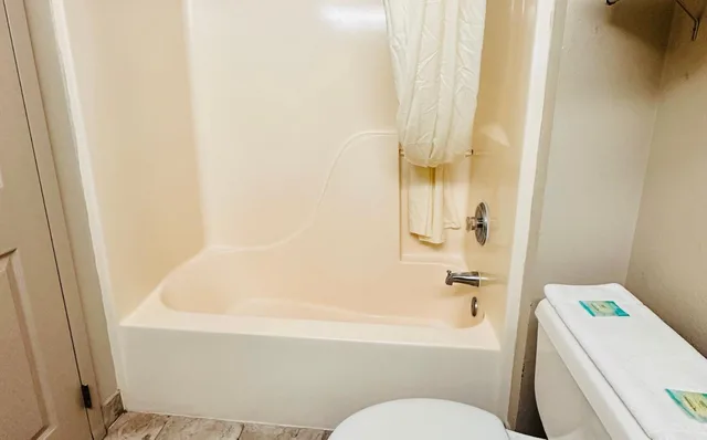 غرفة بسرير كينج لذوي الإعاقة، Coratel Inn and Suites By Jasper Ocean Shores 7/7