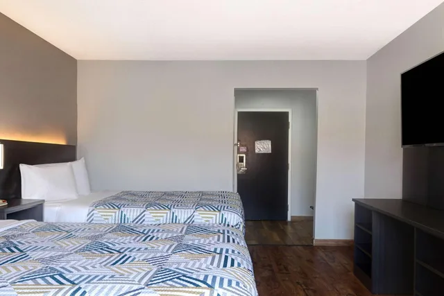 2 Queen Beds - Non-Smoking, Motel6 Shepherdsville Ky Louisville South 1/3
