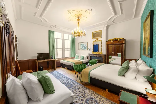 غرفة عائلية بسرير كوين وسريرين فرديين، Hotel Des Arts 5/10