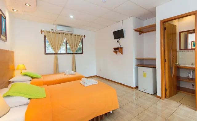 غرفة بثلاثة أسرّة بإطلالة على الحديقة، Twin Lodge Galapagos Hotel 4/10