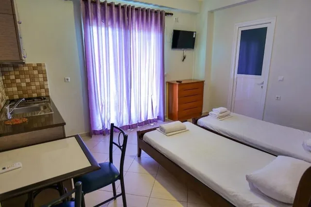 غرفة عائلية بسرير مزدوج وسريرين منفصلين بشرفة، Hotel Chris 3/4
