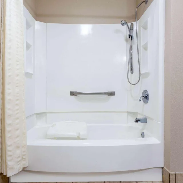 غرفة بسرير كينج لذوي الإعاقة، Baymont By Wyndham Elkhart 5/6
