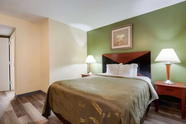 غرفة قياسية بسرير كوين، Quality Inn Baytown - Houston East 2/4
