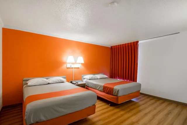 غرفة قياسية بسريرين كوين للمدخنين، Motel6 Waukegan, IL 3/10