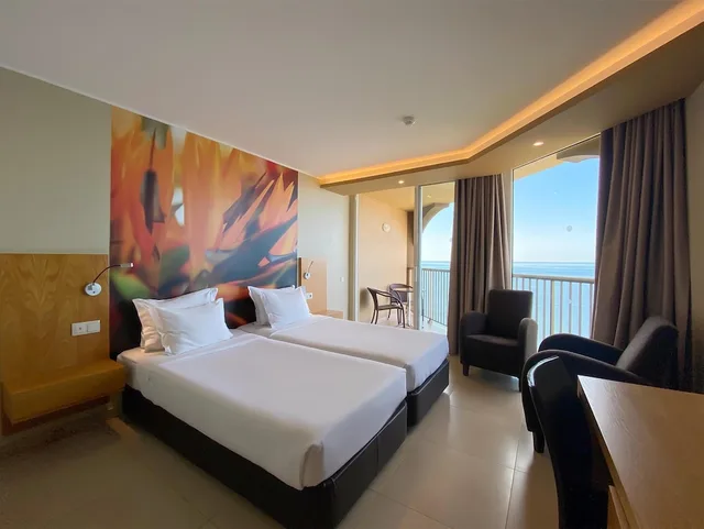 غرفة كلاسيكية بسريرين منفصلين وسرير كوين بإطلالة على البحر، The Views Oasis 9/10