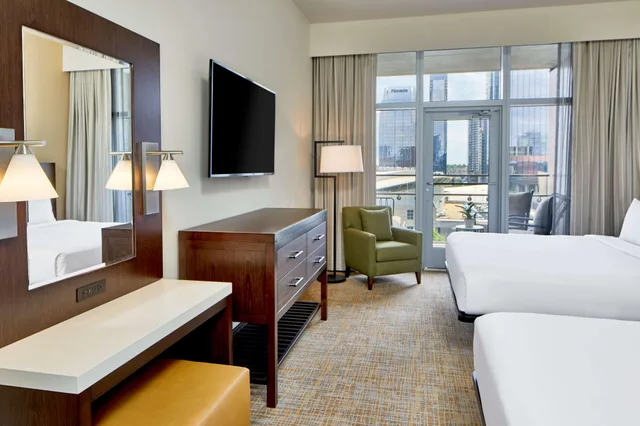 غرفة بسرير كينج لذوي الإعاقة، Embassy Suites by Hilton Nashville Downtown Convention Center 3/7
