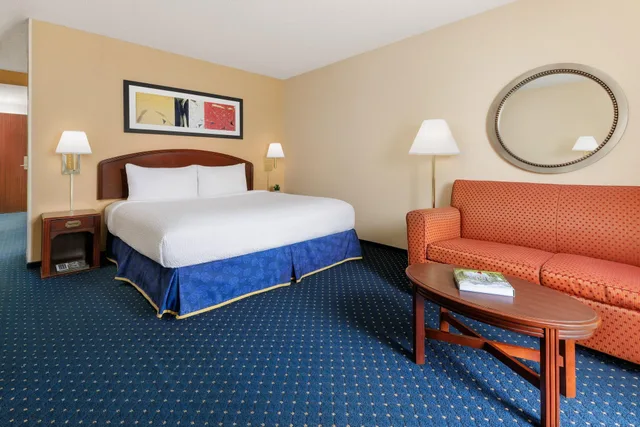 غرفة بسرير كينج لذوي الإعاقة، Courtyard by Marriott Flint Grand Blanc 2/4